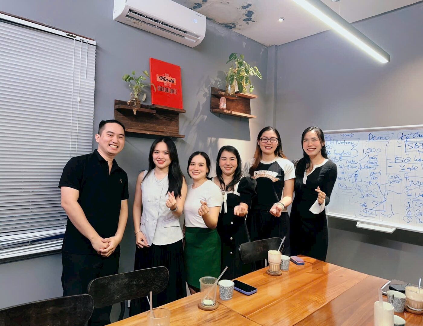 Lan Anh cùng nhóm học viên Voice Space