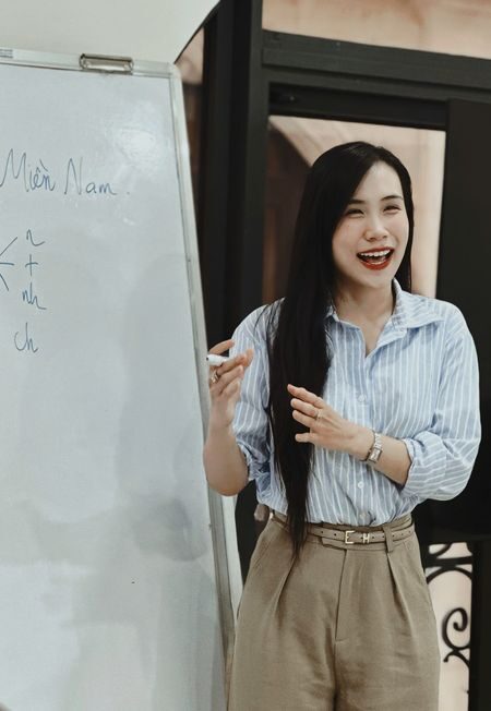 Lan Anh giảng dạy trực tiếp bên bảng trắng, chữa phát âm giọng miền Nam cho học viên