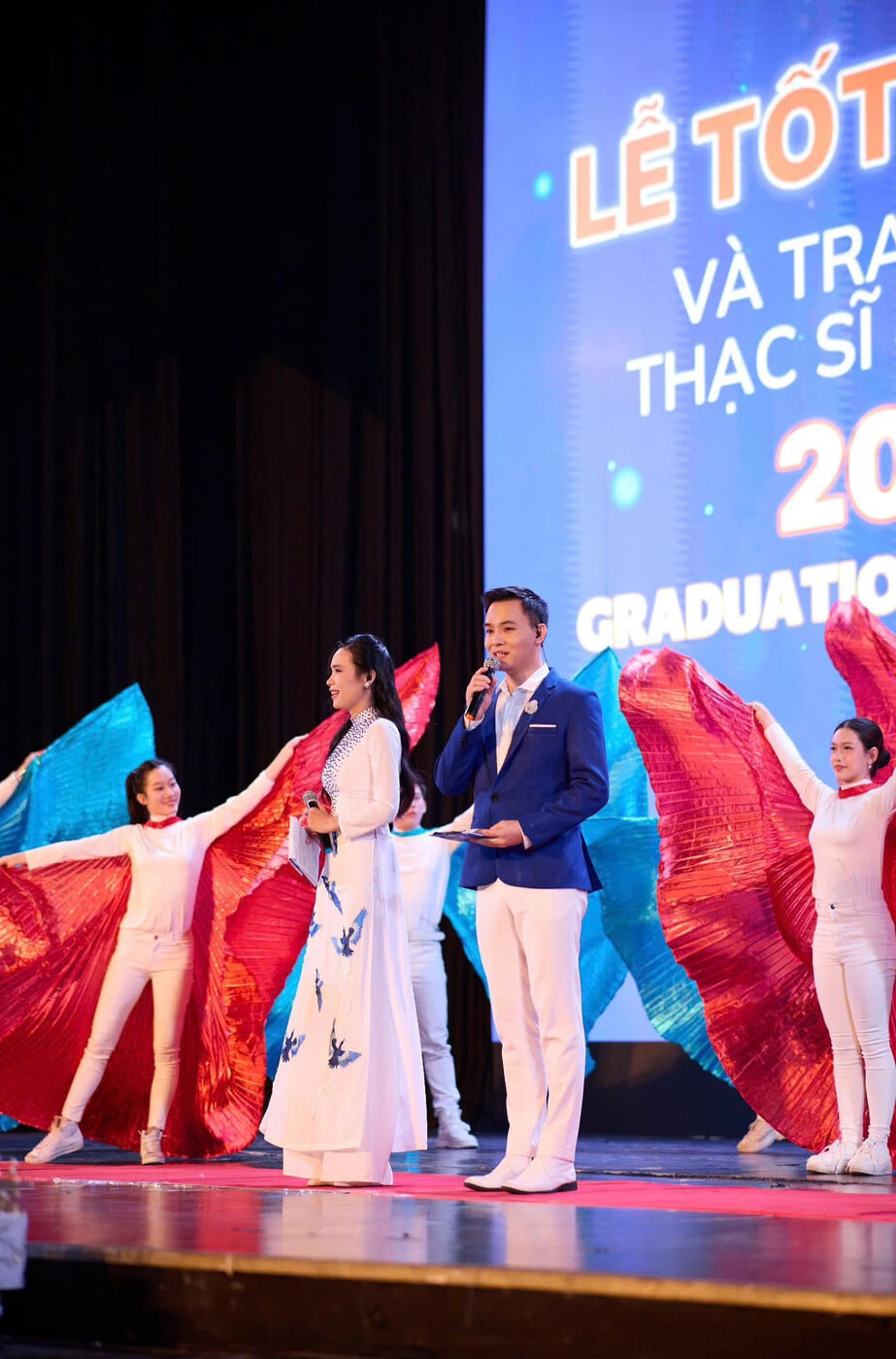 Lan Anh Vũ dẫn lễ tốt nghiệp và trao bằng Thạc sĩ