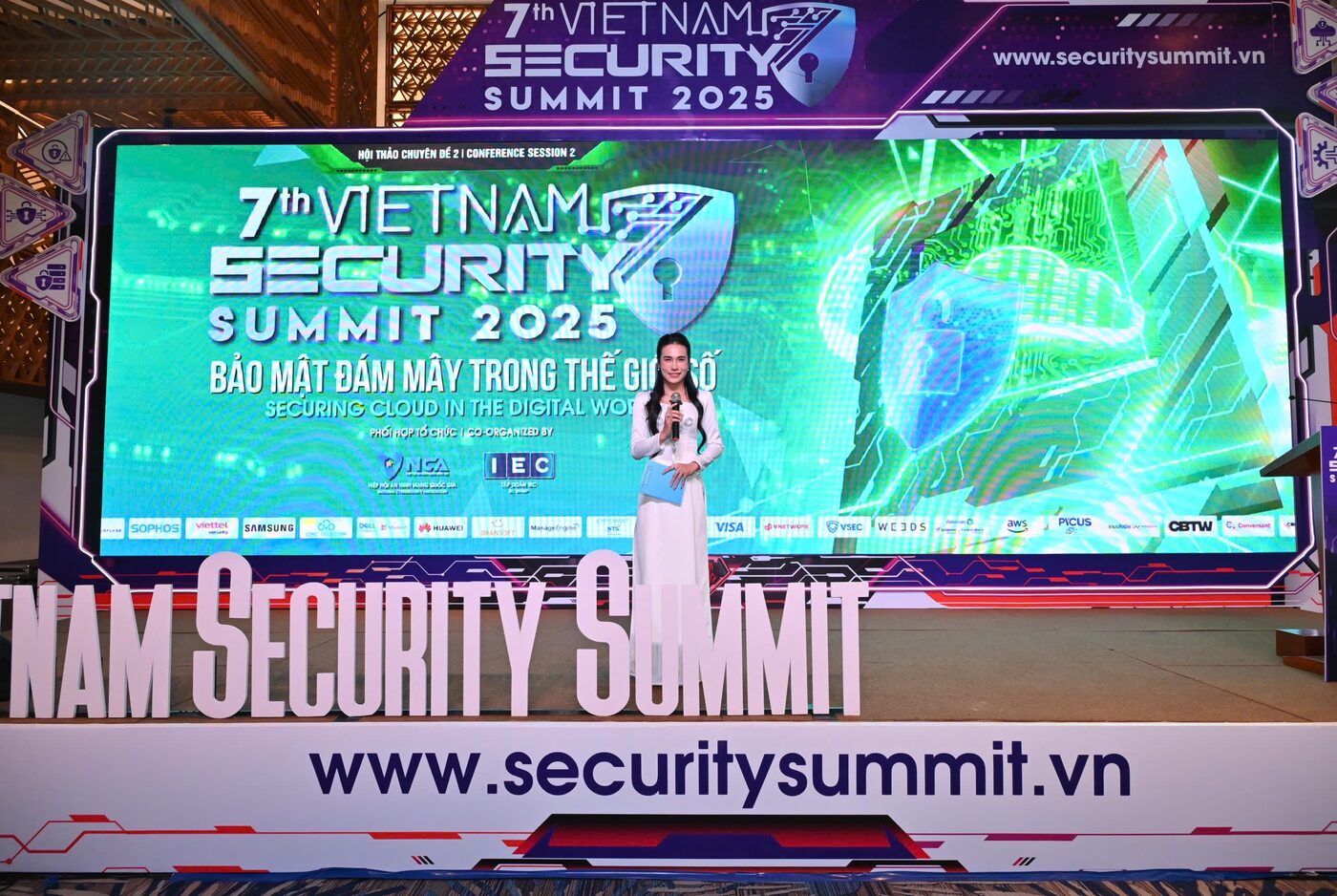 Lan Anh Vũ dẫn chương trình Vietnam Security Summit 2025