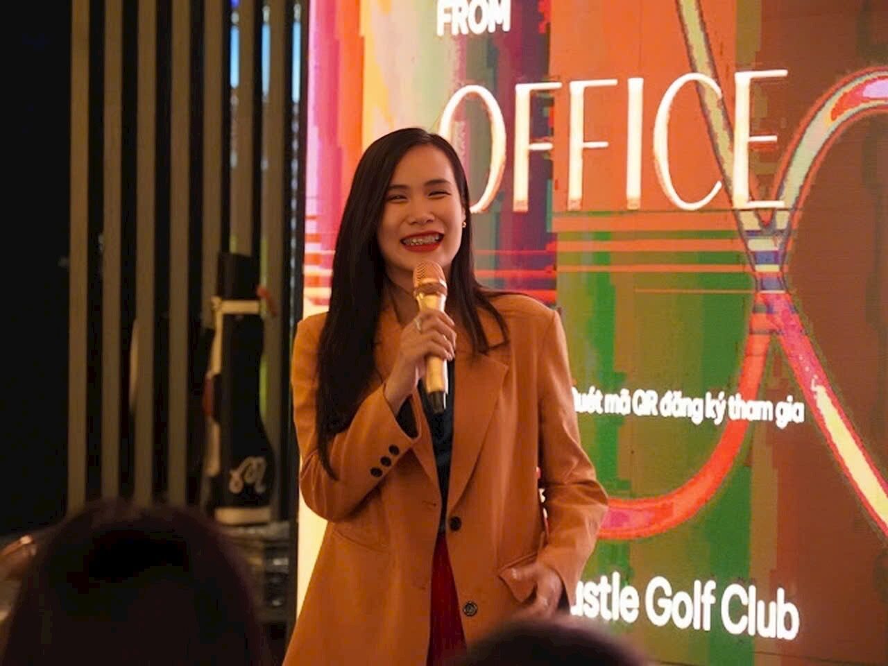 Lan Anh thuyết trình trên sân khấu workshop From Office To On Stage